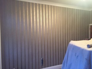 Living room walls after applying wallpaper.
